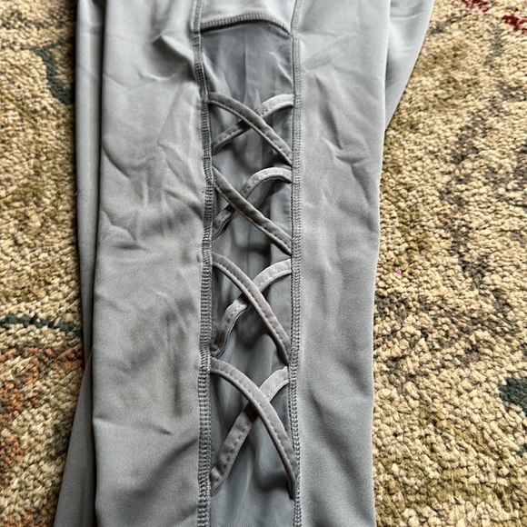 Never worn gray Leggings size large/xl - Picture 2 of 2